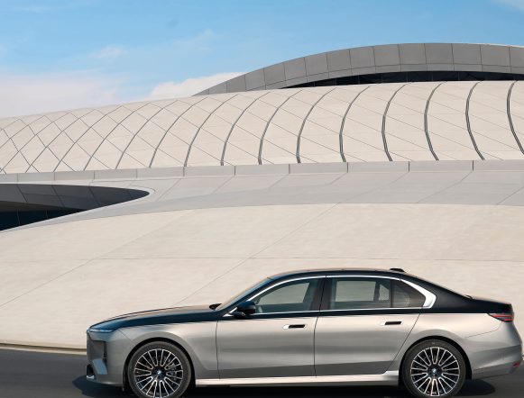 P90636053_highRes_bmw-740-xdrive-04-201