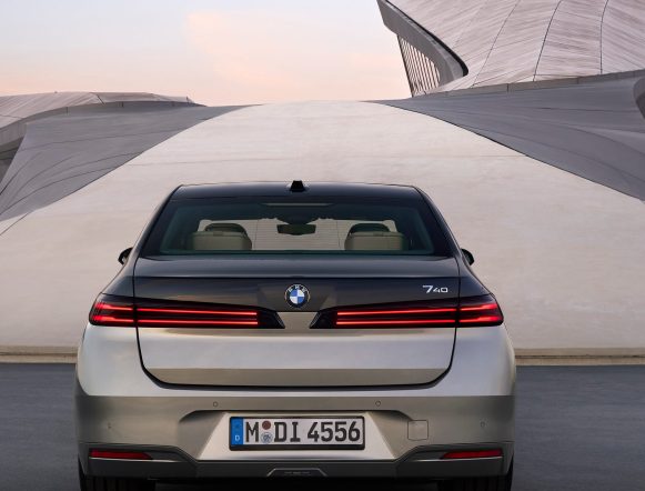 P90636063_highRes_bmw-740-xdrive-04-201