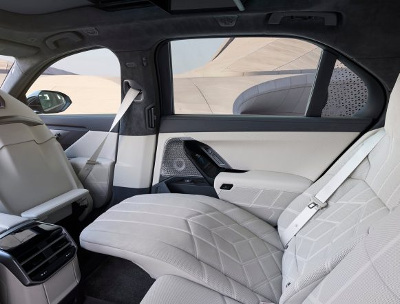 P90636126_highRes_bmw-740-xdrive-04-201